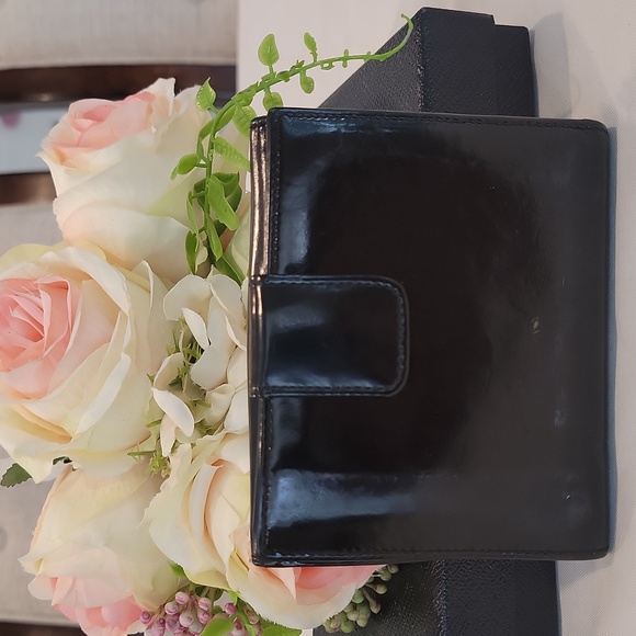 Authentic Gucci patent wallet - Picture 2 of 12